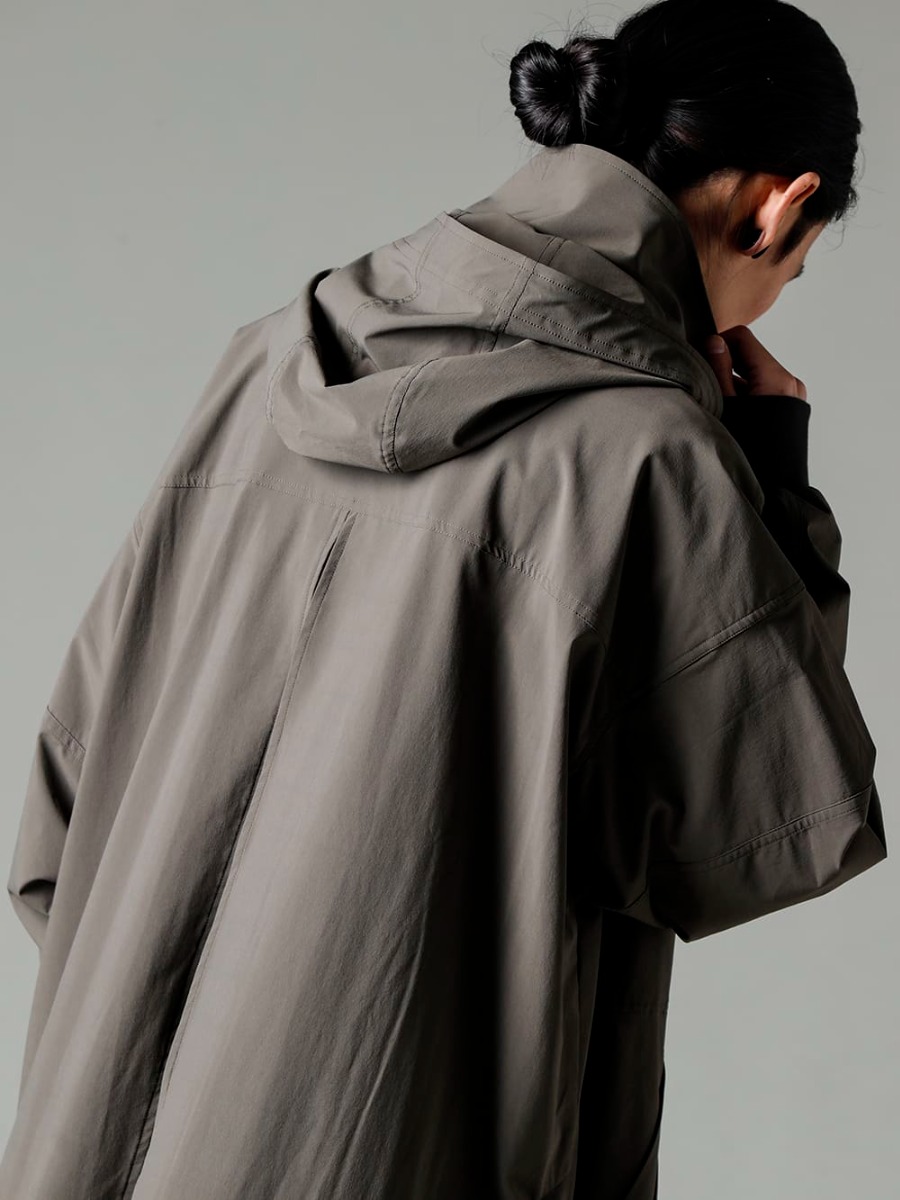 The Viridi-anne(ザ ヴィリジアン) / ACRONYM(アクロニウム) 23SS(春夏) メリハリの効いたデザインのバランスも秀逸  - VI-3560-06-Dark-Olive 撥水加工 ストレッチ フーデッドコート ダークオリーブ VI-3587-07 レイヤード リブ セーター P41-DS  2-006