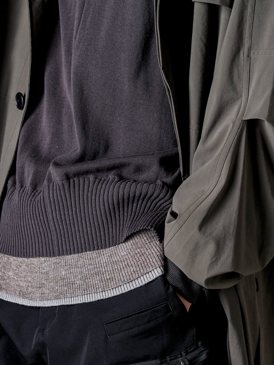 The Viridi-anne(ザ ヴィリジアン) / ACRONYM(アクロニウム) 23SS(春夏) メリハリの効いたデザインのバランスも秀逸  - VI-3560-06-Dark-Olive 撥水加工 ストレッチ フーデッドコート ダークオリーブ VI-3587-07 レイヤード リブ セーター P41-DS  2-008