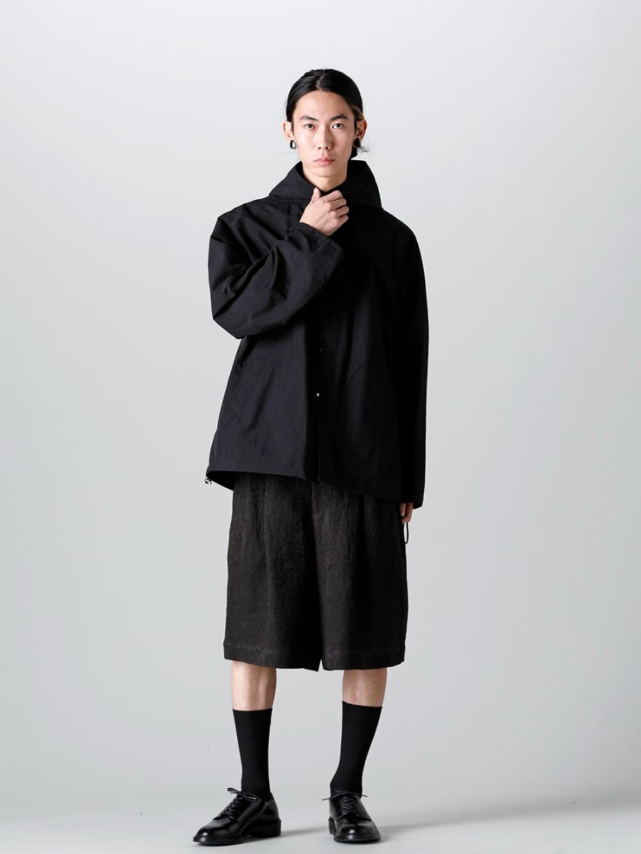 IRENISA - イレニサ  2023SS スタイリング - 画像の詳細(スタイリング全体の詳細) 見出し1 - IH-23SS-J017-CS-Black - レインパーカー Black -  IH-23SS-P020-TK-Dark-Brown - ツータックワイドショーツ Dark Brown - IH-22SS-S001-RC - レザーシューズ 1-001