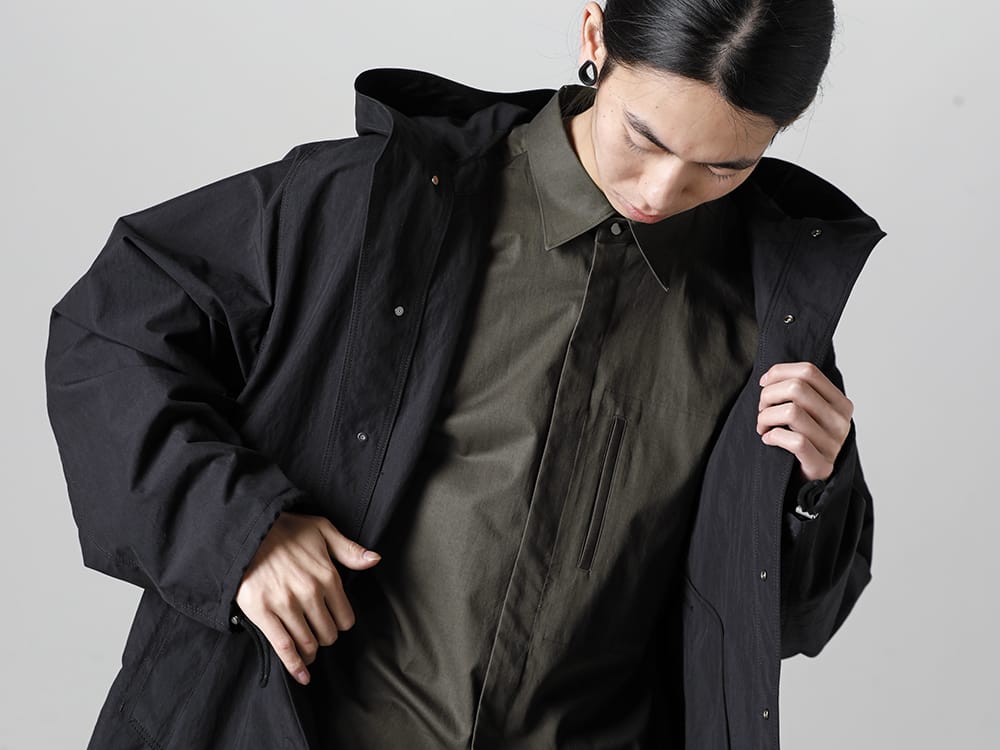 IRENISA - イレニサ  2023SS 見出し2  - IH-23SS-J017-CS-Black - レインパーカー Black - IH-23SS-B019-CSS-Olive Charcoal - フライ フロント ショートスリーブ シャツ Olive Charcoal  2-002