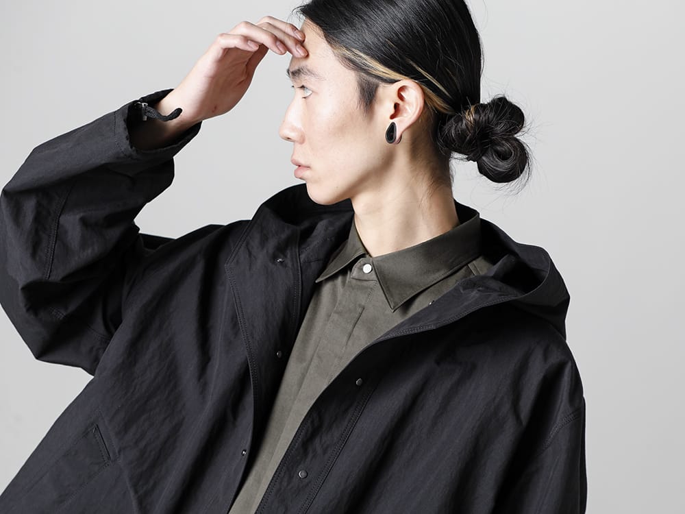 IRENISA - イレニサ  2023SS 見出し2  - IH-23SS-J017-CS-Black - レインパーカー Black - IH-23SS-B019-CSS-Olive Charcoal - フライ フロント ショートスリーブ シャツ Olive Charcoal  2-003