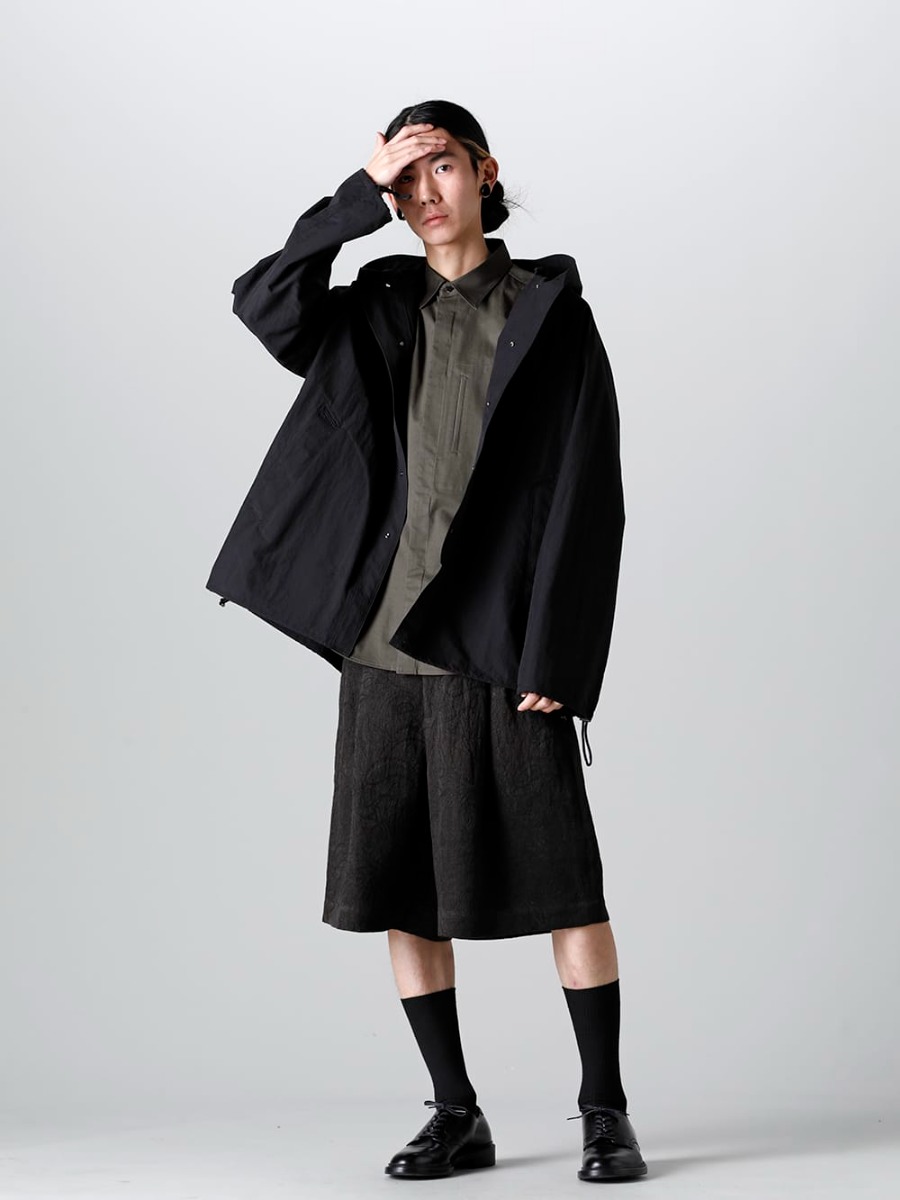 IRENISA - イレニサ  2023SS 見出し4 - IH-23SS-J017-CS-Black - レインパーカー Black - IH-23SS-B019-CSS-Olive Charcoal - フライ フロント ショートスリーブ シャツ Olive Charcoal - IH-23SS-P020-TK-Dark-Brown - ツータックワイドショーツ Dark Brown  4-001