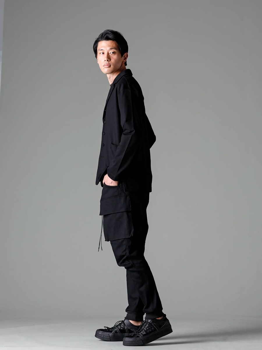 The Viridi-anne 2023SSS Styling A beautiful yet relaxed styling - VI-3604-01 - Jersey Blazer - VI-3576-04-Black - Denim Jogger Pants Black - VI-3555-09-Black Sneakers Black 1-002