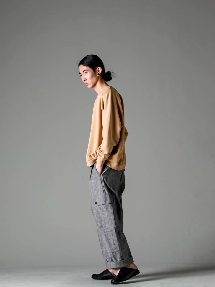 O PROJECT(オー プロジェクト) 23SS(春夏) スタイリング Mustard × SUMI Grayの奥行きのあるカラーリングが特徴のリラックススウェットスタイル - O15SW1-YELLOW-BEIGE クルー ネック スエット イエロー ベージュ O15TR3-GREY-SUMI カーゴ トラウザー グレイ スミ シャンブレー 81111-5PO04 JAN JAN VAN ESSCHE X PETROSOLAUM バブーシュ 1-002
