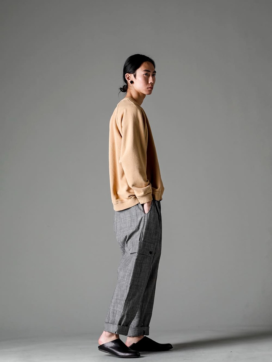 O PROJECT(オー プロジェクト) 23SS(春夏) スタイリング Mustard × SUMI Grayの奥行きのあるカラーリングが特徴のリラックススウェットスタイル - O15SW1-YELLOW-BEIGE クルー ネック スエット イエロー ベージュ O15TR3-GREY-SUMI カーゴ トラウザー グレイ スミ シャンブレー 81111-5PO04 JAN JAN VAN ESSCHE X PETROSOLAUM バブーシュ 1-003