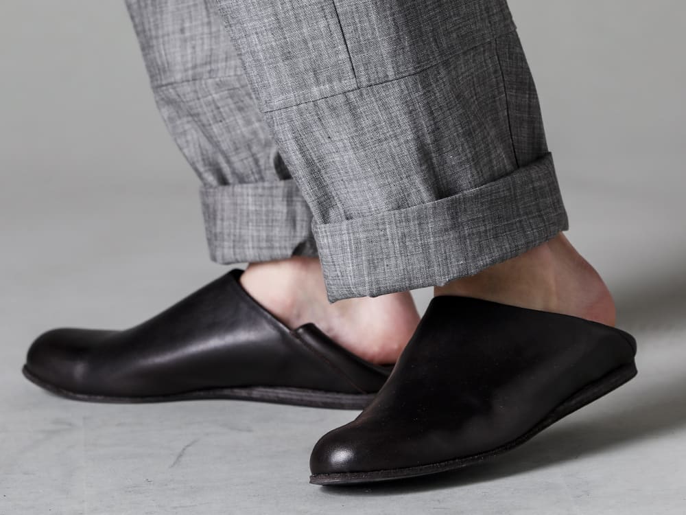 O PROJECT(オー プロジェクト) 23SS(春夏) 無機質で涼しげな表情を持つ墨染めシャンブレー生地 - O15TR3-GREY-SUMI カーゴ トラウザー グレイ スミ シャンブレー 81111-5PO04 JAN JAN VAN ESSCHE X PETROSOLAUM バブーシュ 3-005