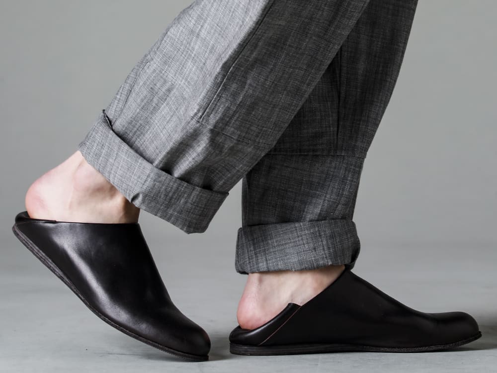 O PROJECT(オー プロジェクト) 23SS(春夏) 無機質で涼しげな表情を持つ墨染めシャンブレー生地 - O15TR3-GREY-SUMI カーゴ トラウザー グレイ スミ シャンブレー 81111-5PO04 JAN JAN VAN ESSCHE X PETROSOLAUM バブーシュ 3-006