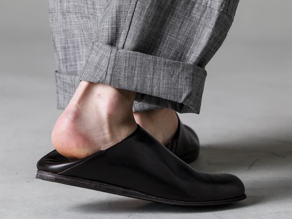 O PROJECT(オー プロジェクト) 23SS(春夏) 無機質で涼しげな表情を持つ墨染めシャンブレー生地 - O15TR3-GREY-SUMI カーゴ トラウザー グレイ スミ シャンブレー 81111-5PO04 JAN JAN VAN ESSCHE X PETROSOLAUM バブーシュ 3-007