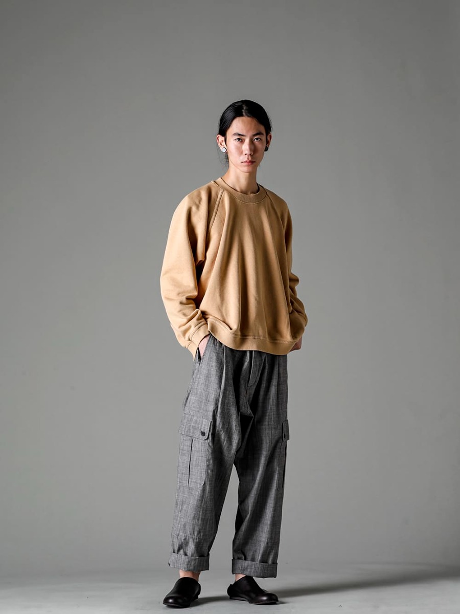 O PROJECT(オー プロジェクト) 23SS(春夏) 無機質で涼しげな表情を持つ墨染めシャンブレー生地 -  O15SW1-YELLOW-BEIGE クルー ネック スエット イエロー ベージュ O15TR3-GREY-SUMI カーゴ トラウザー グレイ スミ シャンブレー 81111-5PO04 JAN JAN VAN ESSCHE X PETROSOLAUM バブーシュ 3-008
