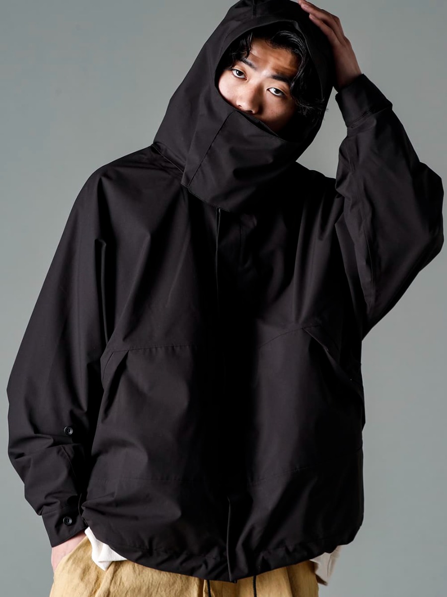 O PROJECT(オー プロジェクト) 23SS(春夏) 驚くほど軽量なスーパーライトウェイト生地と隠された多機能ディテール  - Harmattan-Unisex-Cropped-Black ハルマッタン ユニセックス クロップド ブラック O15SW1-KINARI クルー ネック スエット キナリ 2-008