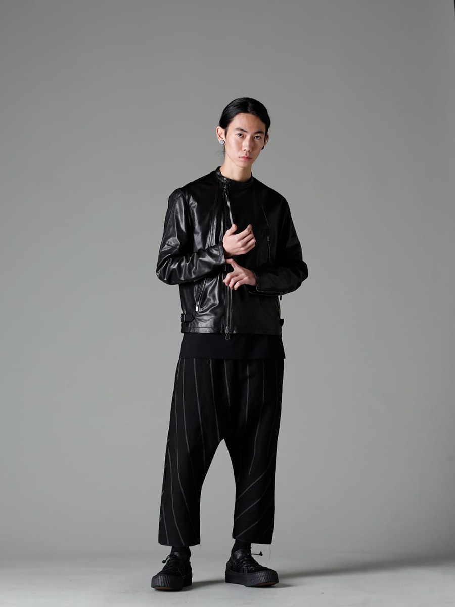 The Viridi-anne 2023SS Styling A strong styling brought together in all black. - The leather jacket is used as the main component to create a masculine look with a sense of weight. - VI-3556-06-Black(Goat Leather Jacket) CSC-SSB3-Black(Print Long sleeve cotton stretch jersey Black) VI-3572-04-Black-Stripe(Linen/Cotton Drop-Clotch Trousers Black Stripe) VI-3555-09-Black(Sneakers Black) - 1-001