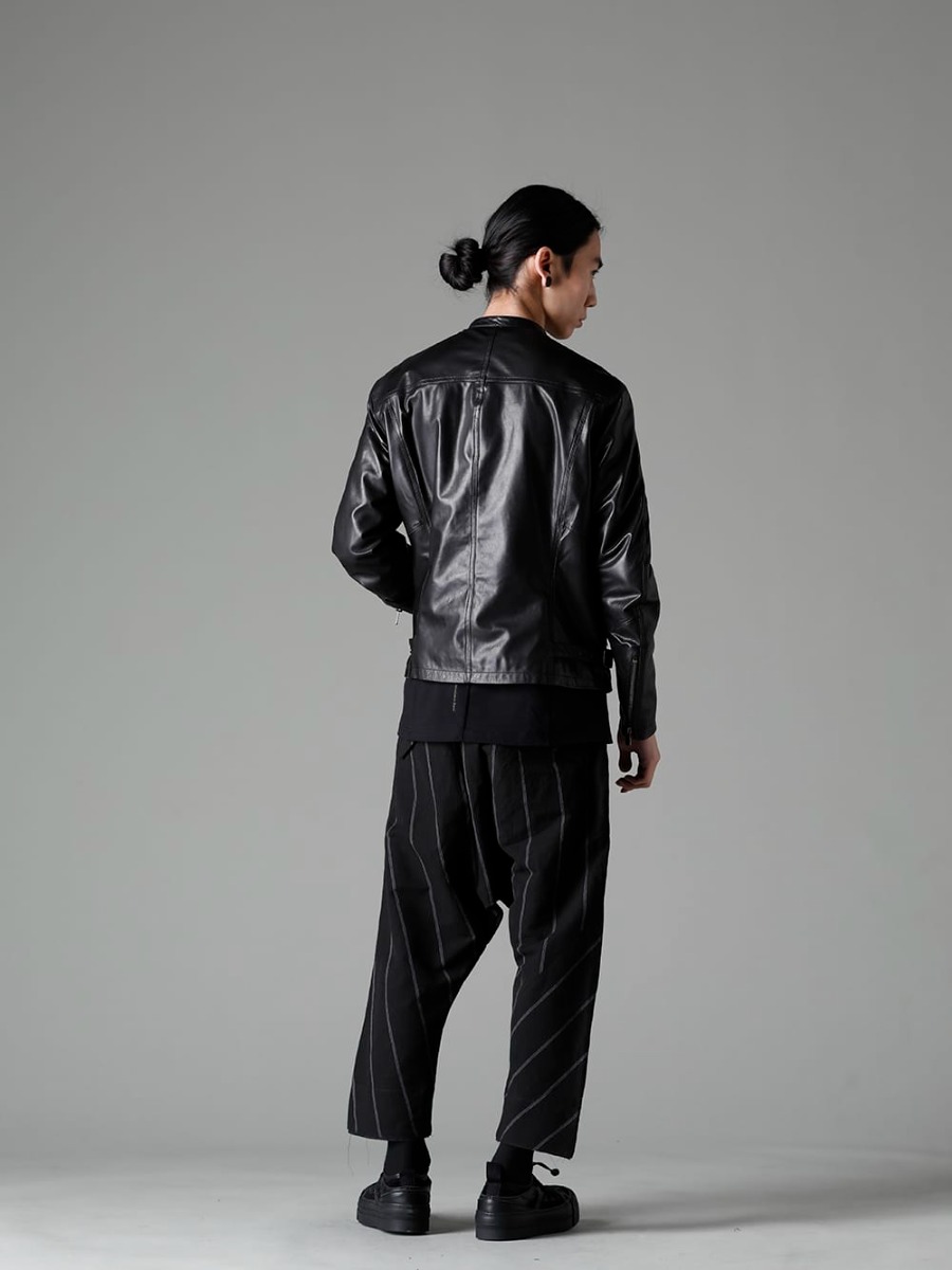 The Viridi-anne 2023SS - The leather jacket is used as the main component to create a masculine look with a sense of weight. - VI-3556-06-Black(Goat Leather Jacket) CSC-SSB3-Black(Print Long sleeve cotton stretch jersey Black) VI-3572-04-Black-Stripe(Linen/Cotton Drop-Clotch Trousers Black Stripe) VI-3555-09-Black(Sneakers Black) - 1-003