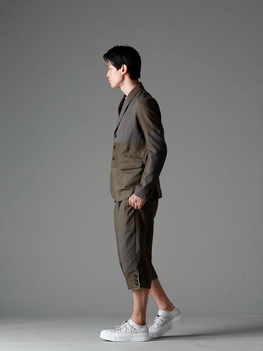 The Viridi-anne 2023SS - Spring-inspired set-up styling - VI-3566-06-Dark-Olive(Fragment Blazer Dark Olive) VI-3569-04-Dark-olive(Fragment Cropped Trousers Dark Olive) VI-3613-01-Light-Gray(Double Layerd T-Shirt Light Gray) VI-3555-09-L.Gray(Sneakers L.Gray) - 1-002