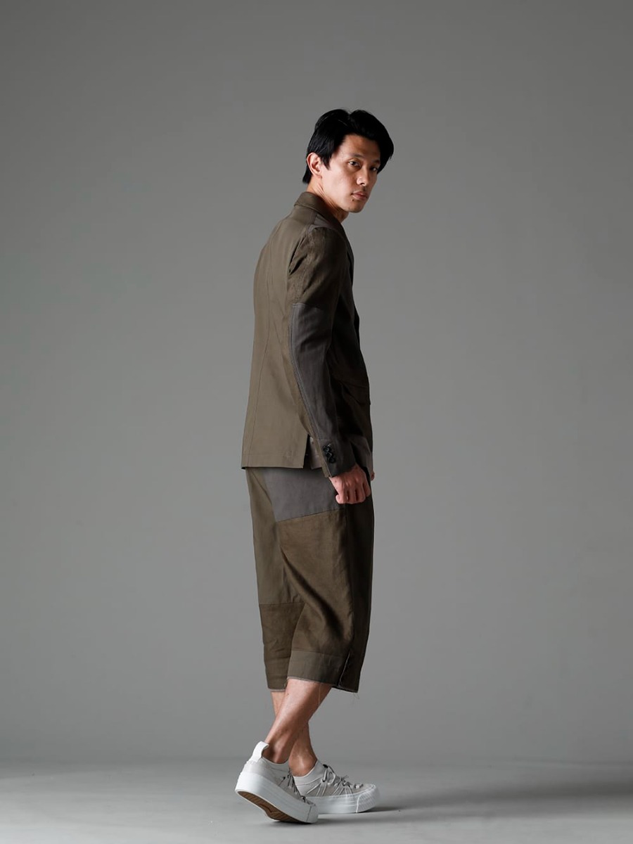 The Viridi-anne 2023SS - Spring-inspired set-up styling - VI-3566-06-Dark-Olive(Fragment Blazer Dark Olive) VI-3569-04-Dark-olive(Fragment Cropped Trousers Dark Olive) VI-3613-01-Light-Gray(Double Layerd T-Shirt Light Gray) VI-3555-09-L.Gray(Sneakers L.Gray) - 1-003