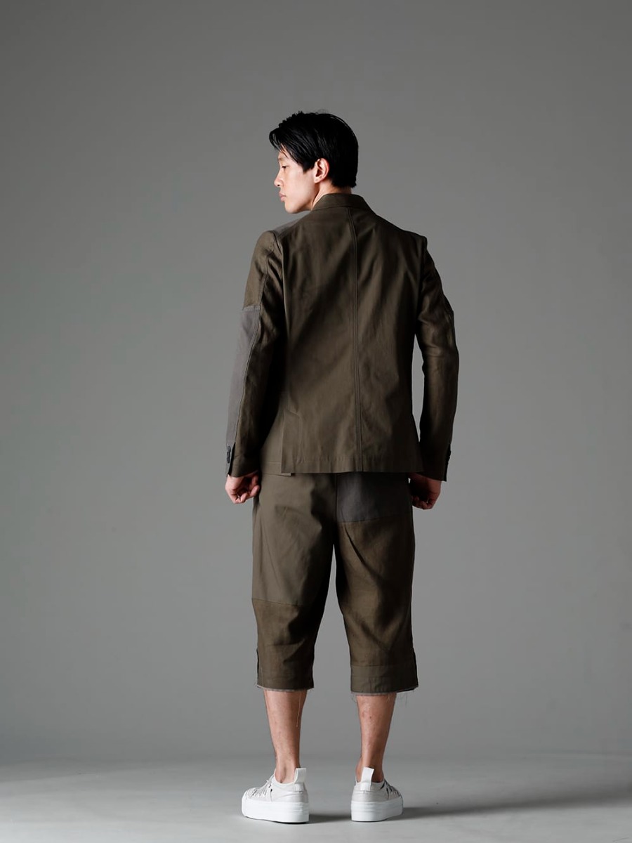 The Viridi-anne 2023SS - Spring-inspired set-up styling - VI-3566-06-Dark-Olive(Fragment Blazer Dark Olive) VI-3569-04-Dark-olive(Fragment Cropped Trousers Dark Olive) VI-3613-01-Light-Gray(Double Layerd T-Shirt Light Gray) VI-3555-09-L.Gray(Sneakers L.Gray) - 1-004