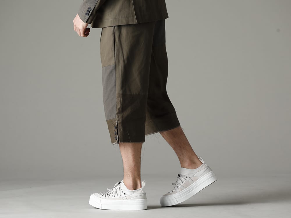 The Viridi-anne 2023SS - Cropped pants and sneakers for a laid-back look - VI-3569-04-Dark-olive(Fragment Cropped Trousers Dark Olive) VI-3555-09-L.Gray(Sneakers L.Gray) - 3-002