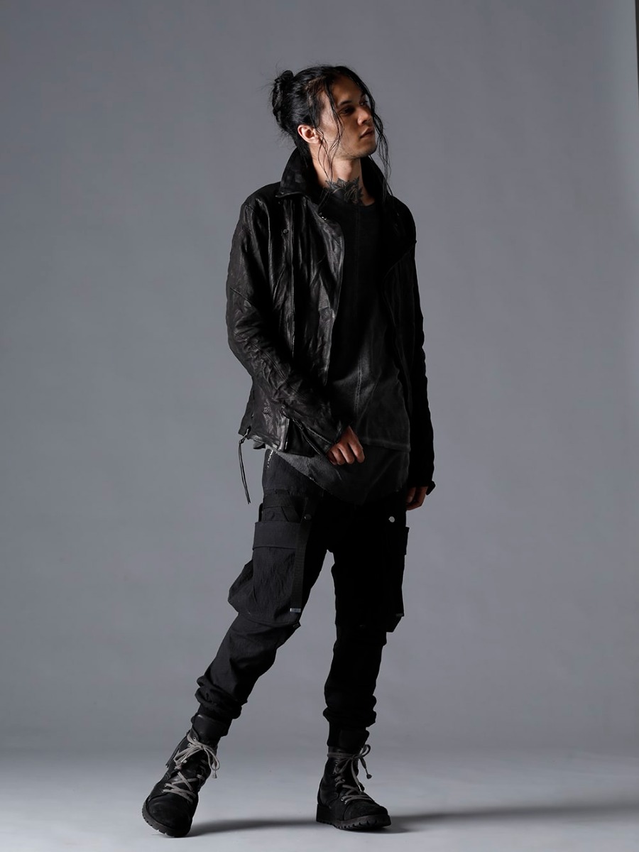 D.HYGEN(ディーハイゲン) 23SS(春夏) スタイリング ブランドの哲学を体現する2つのアイテム - ST105-0323S-Black ジャパンカーフWライダースジャケット ブラック ST101-0423S-Charcoal ローゲージコットンジャージーコールドダイロングスリーブTシャツ  ST101-1123S-Charcoal コットン×レーヨンリブタンクトップ チャコール   チャコール ST107-0623S ディンプルワッシャーコットンストレッチリップストップデタッチャブルカーゴポケットジョグパンツ ST109-0122A-Black ホースレザーレースアップスニーカーブーツ ブラック 1-002