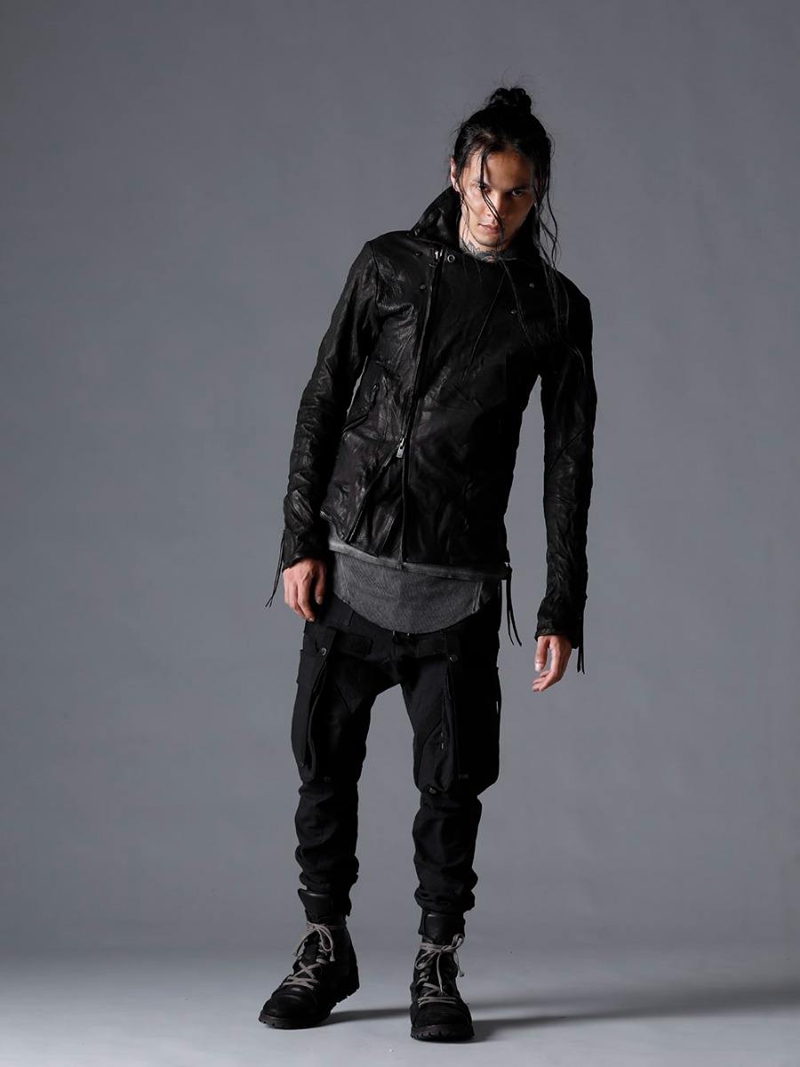 D.HYGEN(ディーハイゲン) 23SS(春夏) スタイリング ブランドの哲学を体現する2つのアイテム - ST105-0323S-Black ジャパンカーフWライダースジャケット ブラック ST101-0423S-Charcoal ローゲージコットンジャージーコールドダイロングスリーブTシャツ  ST101-1123S-Charcoal コットン×レーヨンリブタンクトップ チャコール   チャコール ST107-0623S ディンプルワッシャーコットンストレッチリップストップデタッチャブルカーゴポケットジョグパンツ ST109-0122A-Black ホースレザーレースアップスニーカーブーツ ブラック 1-004