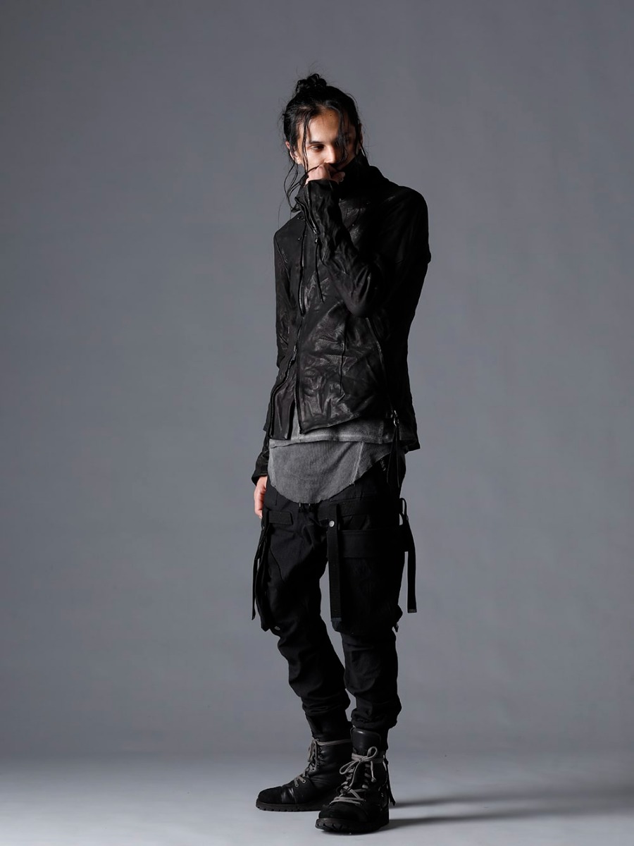 D.HYGEN(ディーハイゲン) 23SS(春夏) スタイリング ブランドの哲学を体現する2つのアイテム - ST105-0323S-Black ジャパンカーフWライダースジャケット ブラック ST101-0423S-Charcoal ローゲージコットンジャージーコールドダイロングスリーブTシャツ  ST101-1123S-Charcoal コットン×レーヨンリブタンクトップ チャコール   チャコール ST107-0623S ディンプルワッシャーコットンストレッチリップストップデタッチャブルカーゴポケットジョグパンツ ST109-0122A-Black ホースレザーレースアップスニーカーブーツ ブラック 1-005