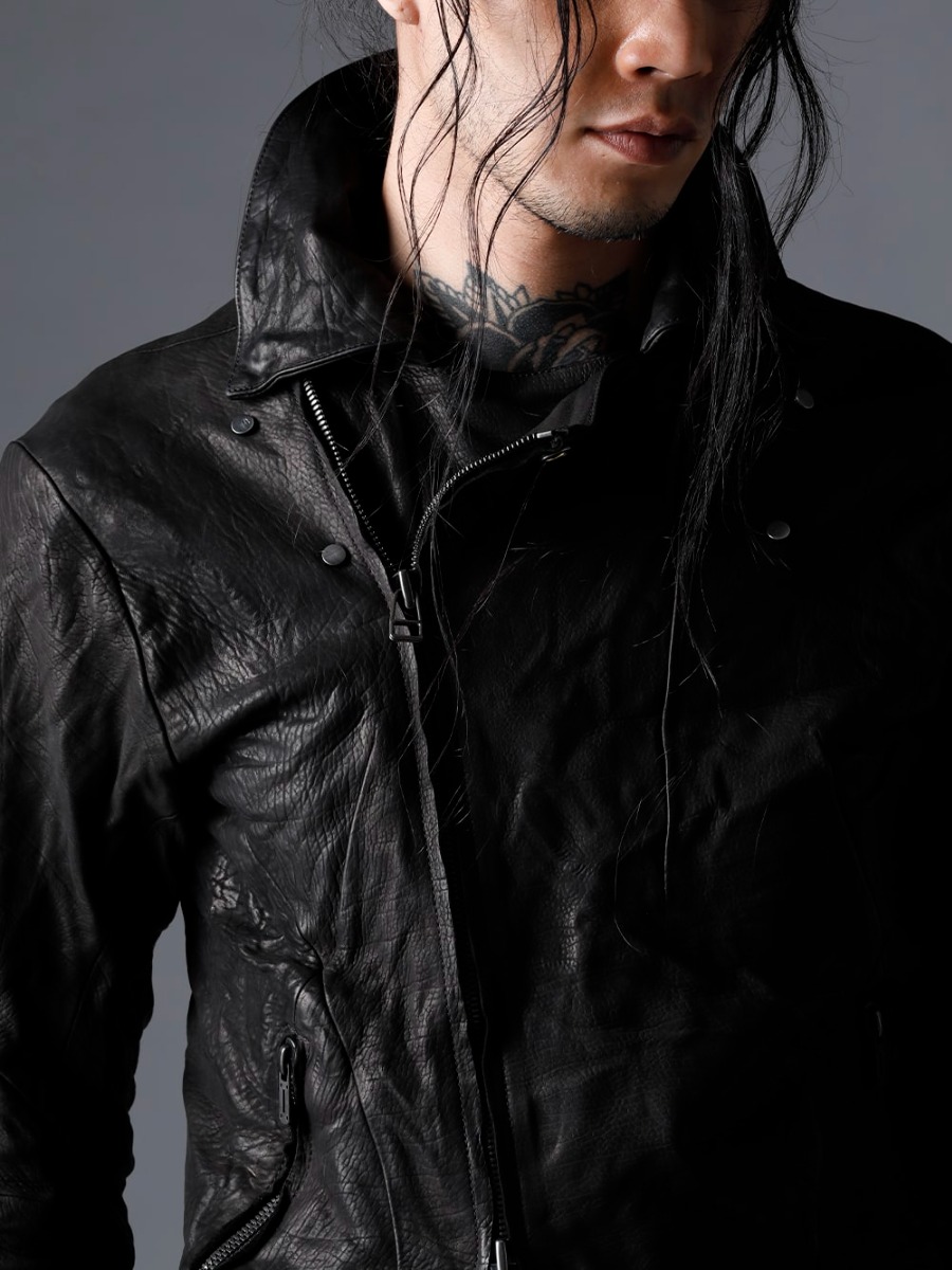 D.HYGEN(ディーハイゲン) 23SS(春夏) デザイナーのライフワークをアイテムに投影 - ST105-0323S-Black ジャパンカーフWライダースジャケット ブラック ST101-0423S-Charcoal ローゲージコットンジャージーコールドダイロングスリーブTシャツ  ST101-1123S-Charcoal コットン×レーヨンリブタンクトップ チャコール   チャコール 2-004