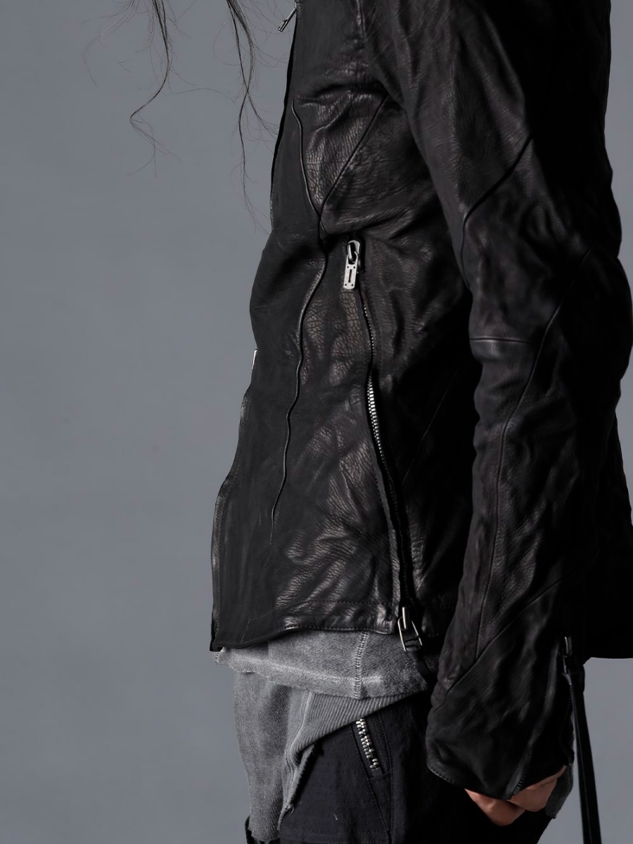 D.HYGEN(ディーハイゲン) 23SS(春夏) デザイナーのライフワークをアイテムに投影 - ST105-0323S-Black ジャパンカーフWライダースジャケット ブラック ST101-0423S-Charcoal ローゲージコットンジャージーコールドダイロングスリーブTシャツ  ST101-1123S-Charcoal コットン×レーヨンリブタンクトップ チャコール   チャコール 2-004