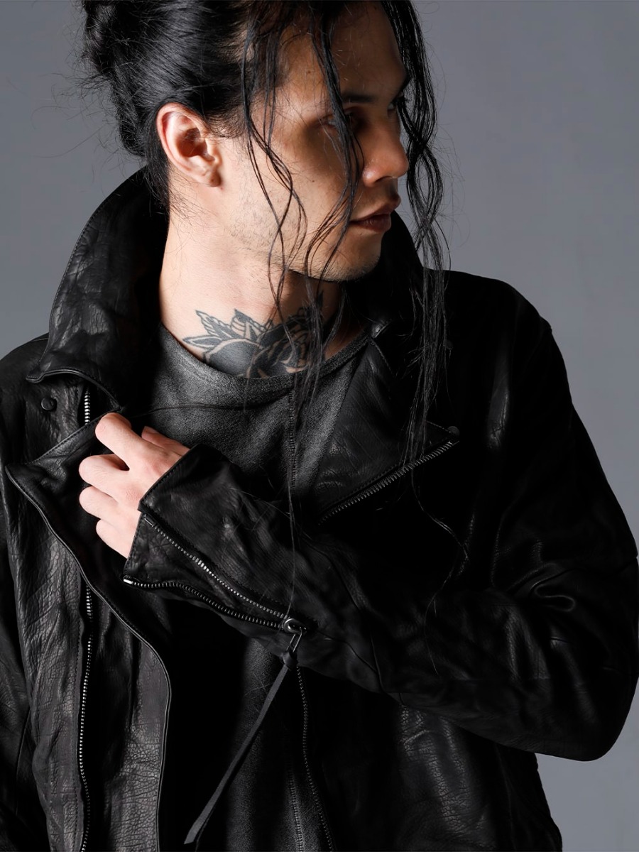 D.HYGEN(ディーハイゲン) 23SS(春夏) デザイナーのライフワークをアイテムに投影 - ST105-0323S-Black ジャパンカーフWライダースジャケット ブラック ST101-0423S-Charcoal ローゲージコットンジャージーコールドダイロングスリーブTシャツ  ST101-1123S-Charcoal コットン×レーヨンリブタンクトップ チャコール   チャコール 2-006