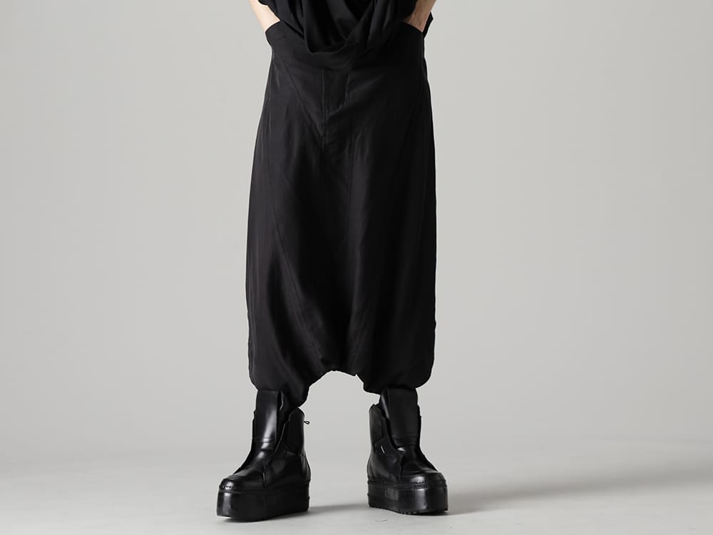 Julius 2023SS - The third delivery from the JULIUS 2023SS collection has been delivered! Now available both in-store and online!

 - 817PAM15(Cupro/Cotton Twill Over Crotch Pants) 817FWM3-L(Cow Leatehr Platform Sneaker) - 1-003