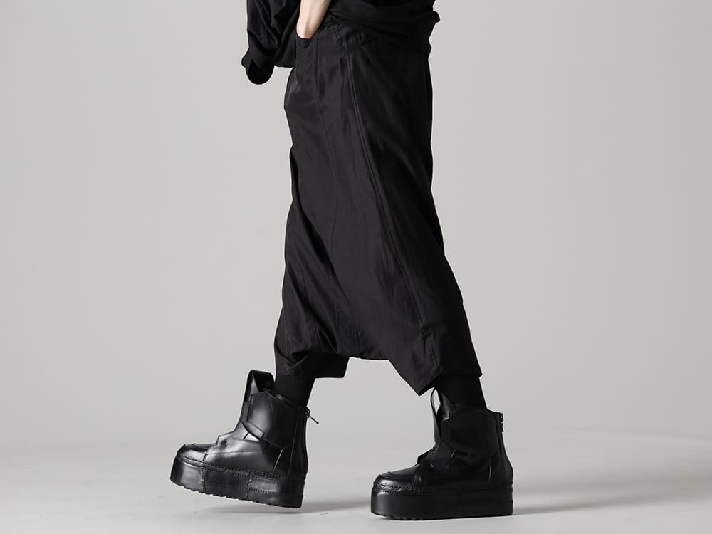 Julius 2023SS - The third delivery from the JULIUS 2023SS collection has been delivered! Now available both in-store and online!

 - 817PAM15(Cupro/Cotton Twill Over Crotch Pants) 817FWM3-L(Cow Leatehr Platform Sneaker) - 1-004