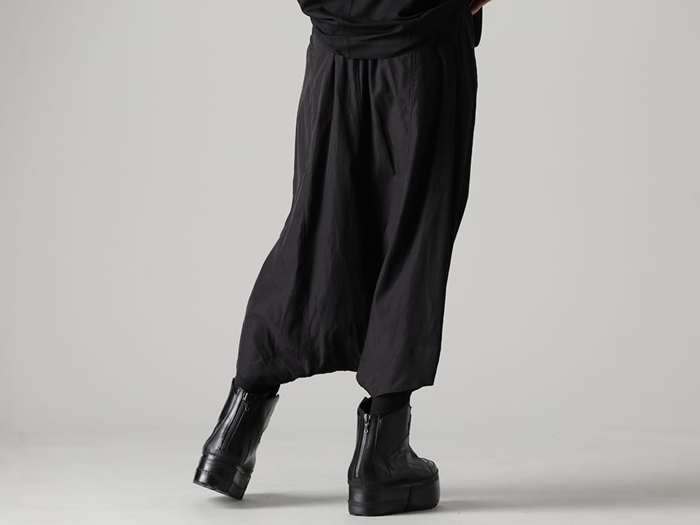 Julius 2023SS - The third delivery from the JULIUS 2023SS collection has been delivered! Now available both in-store and online!

 - 817PAM15(Cupro/Cotton Twill Over Crotch Pants) 817FWM3-L(Cow Leatehr Platform Sneaker) - 1-005