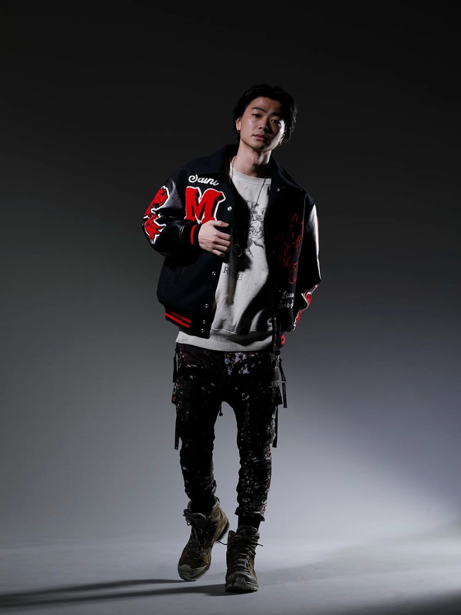 SAINT M×××××× / D.HYGEN / 11 by Boris Bidjan Saberi / WERKSTATT:MÜNCHEN 2023SS styling The red and green colors are the main components of this street-inspired styling. - The use of complementary colors that attracts the eye. -  SM-A22-0000-034(DEVIL Varsity Jacket Black) SM-S23-0000-042(Rose Sweat shirt) ST107-0523S-Moss-Black(Mud-Dyed Nylon Ox-Detachable Cargo Pocket Jog Trousers Moss Black) BOOT2-GTX-WH-LR-ALL-WEHR-GRUN(BOOT2 GTX WH/LR/ALL WEHR GRÜN) M3940(Necklace Mix + Keyring) - 1-001