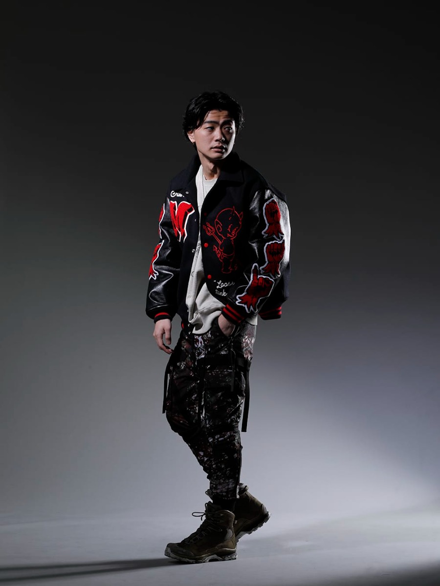 SAINT M×××××× / D.HYGEN / 11 by Boris Bidjan Saberi / WERKSTATT:MÜNCHEN 2023SS The use of complementary colors that attracts the eye. -  SM-A22-0000-034(DEVIL Varsity Jacket Black) SM-S23-0000-042(Rose Sweat shirt) ST107-0523S-Moss-Black(Mud-Dyed Nylon Ox-Detachable Cargo Pocket Jog Trousers Moss Black) BOOT2-GTX-WH-LR-ALL-WEHR-GRUN(BOOT2 GTX WH/LR/ALL WEHR GRÜN) M3940(Necklace Mix + Keyring) - 1-002