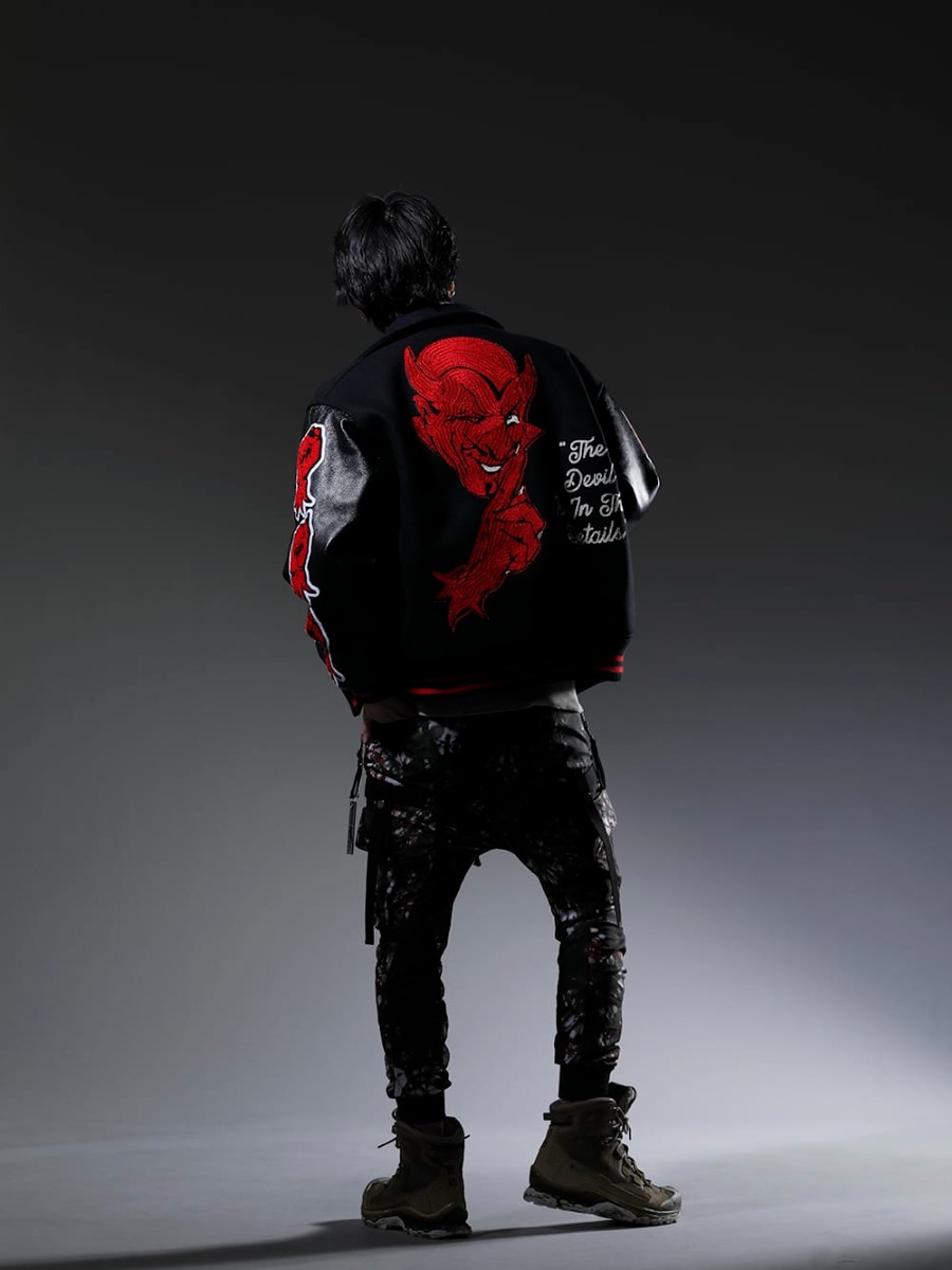 SAINT M×××××× / D.HYGEN / 11 by Boris Bidjan Saberi / WERKSTATT:MÜNCHEN 2023SS The use of complementary colors that attracts the eye. -  SM-A22-0000-034(DEVIL Varsity Jacket Black) SM-S23-0000-042(Rose Sweat shirt) ST107-0523S-Moss-Black(Mud-Dyed Nylon Ox-Detachable Cargo Pocket Jog Trousers Moss Black) BOOT2-GTX-WH-LR-ALL-WEHR-GRUN(BOOT2 GTX WH/LR/ALL WEHR GRÜN) M3940(Necklace Mix + Keyring) - 1-003