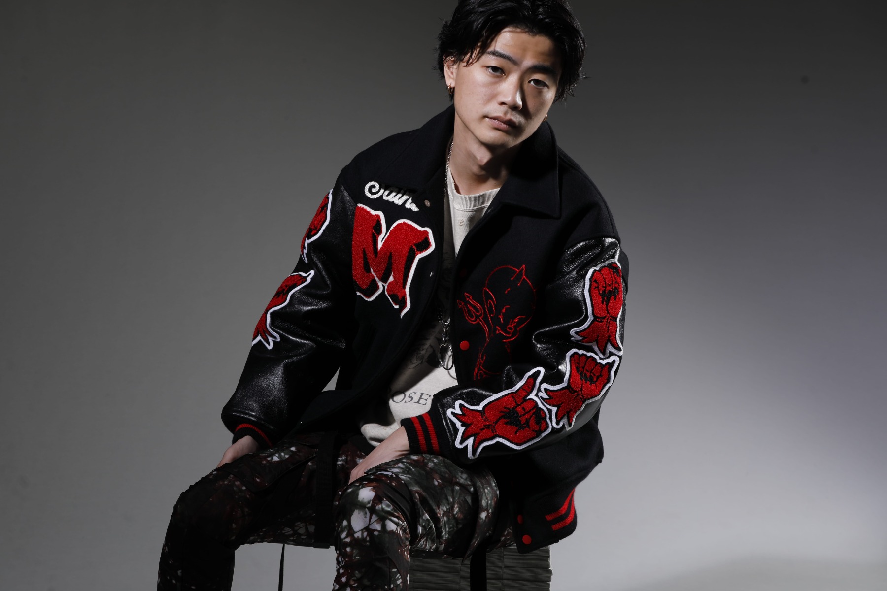 SAINT M×××××× / WERKSTATT:MÜNCHEN 2023SS Varsity jacket with a sense of weight with a dark atmosphere - SM-A22-0000-034(DEVIL Varsity Jacket Black) SM-S23-0000-042(Rose Sweat shirt) M3940(Necklace Mix + Keyring) - 2-001