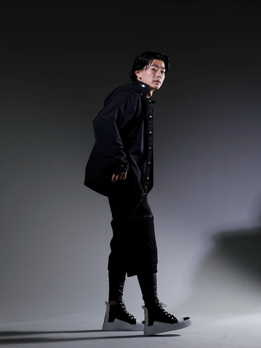 ACRONYM / JULIUS / kiryuyrik / BORIS BIDJAN SABERI 2022-23AW Black styling with a fashionable feel using ACRONYM x JULIUS functional outerwear! - J95-PL(Insulated Coach Jacket) 817CPM2(Cotton/Modal Jersey Print Short Sleeve T-Shirt) 819PAM9-black(Cotton Sweat Cargo Shorts Black) KO-HLG13-060(Smooth Brushed & Stretch Leather Leggings) 202-BAMBA1.1(BAMBA1.1 BLACK Y LIGHT GREY - WHITE SOLE) - 1-003