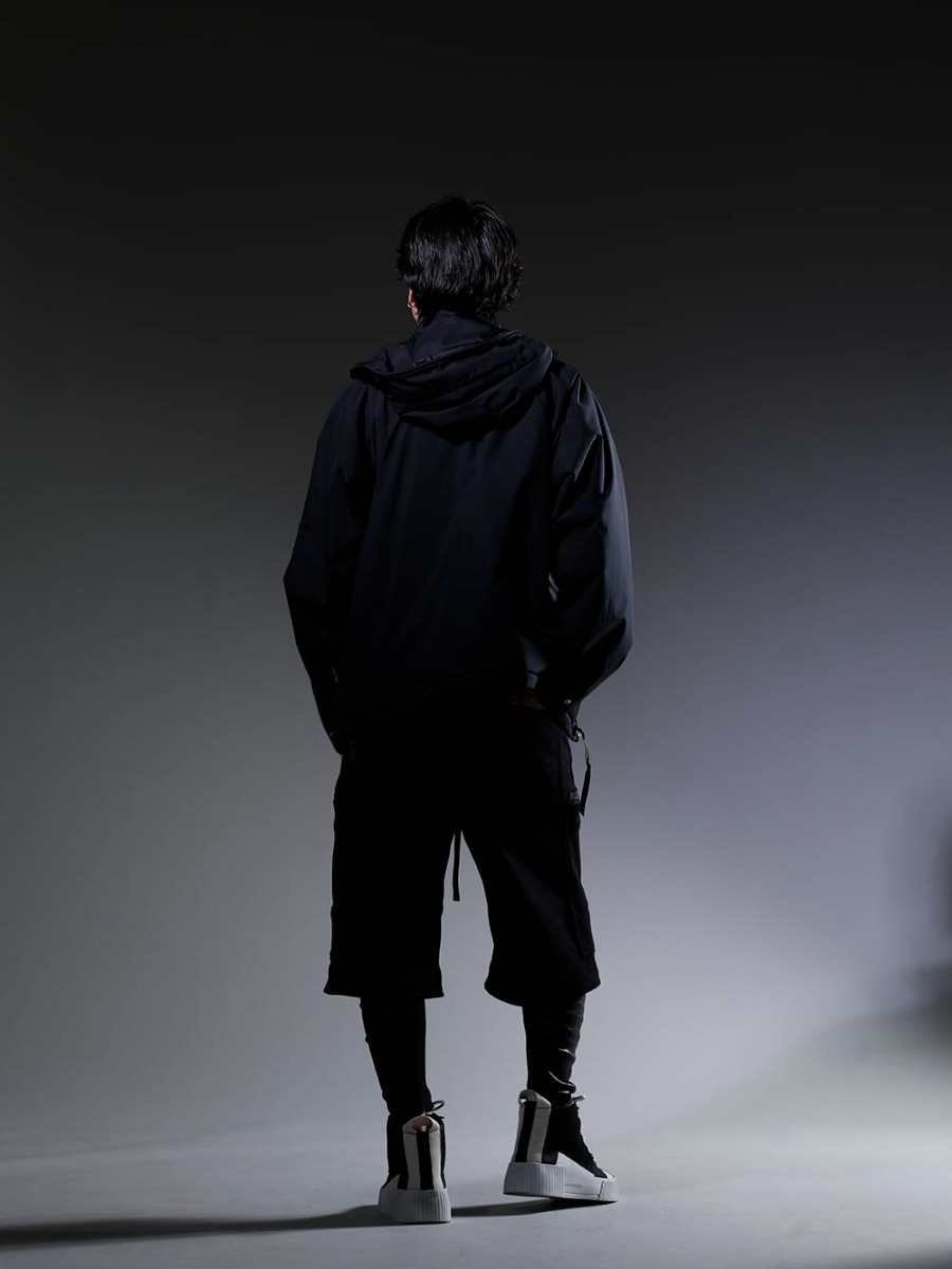ACRONYM / JULIUS / kiryuyrik / BORIS BIDJAN SABERI 2022-23AW Black styling with a fashionable feel using ACRONYM x JULIUS functional outerwear! - J95-PL(Insulated Coach Jacket) 817CPM2(Cotton/Modal Jersey Print Short Sleeve T-Shirt) 819PAM9-black(Cotton Sweat Cargo Shorts Black) KO-HLG13-060(Smooth Brushed & Stretch Leather Leggings) 202-BAMBA1.1(BAMBA1.1 BLACK Y LIGHT GREY - WHITE SOLE) - 1-004