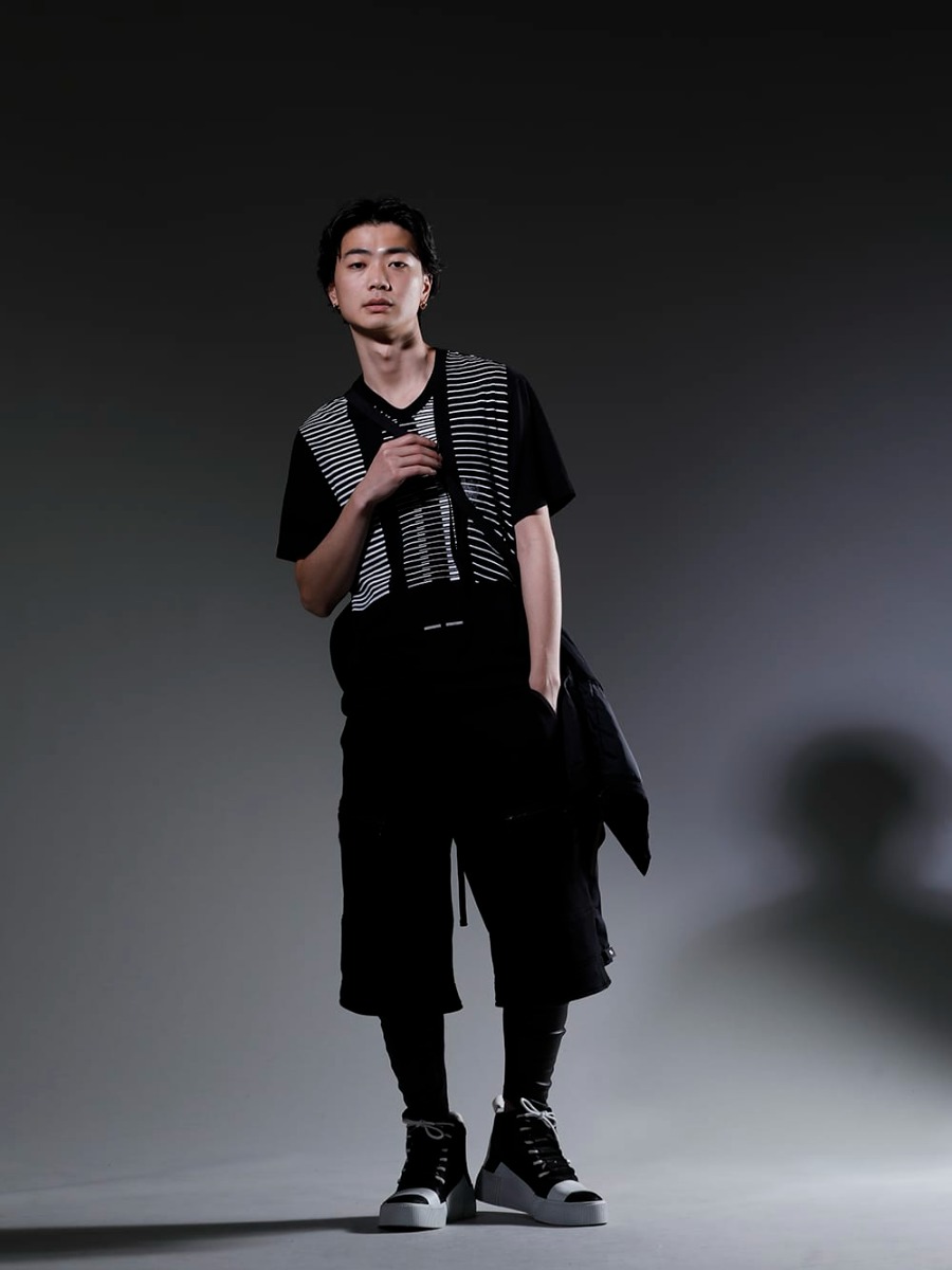 ACRONYM / JULIUS / kiryuyrik / BORIS BIDJAN SABERI 2022-23AW Black styling with a fashionable feel using ACRONYM x JULIUS functional outerwear! - J95-PL(Insulated Coach Jacket) 817CPM2(Cotton/Modal Jersey Print Short Sleeve T-Shirt) 819PAM9-black(Cotton Sweat Cargo Shorts Black) KO-HLG13-060(Smooth Brushed & Stretch Leather Leggings) 202-BAMBA1.1(BAMBA1.1 BLACK Y LIGHT GREY - WHITE SOLE) - 1-005