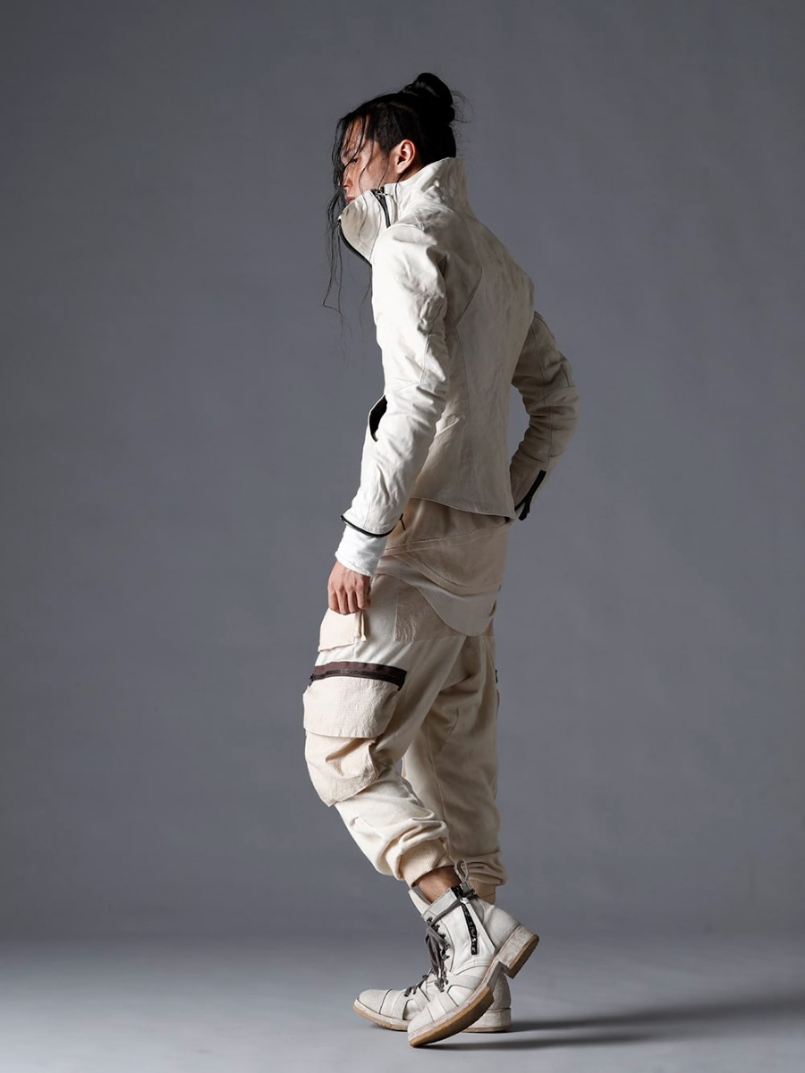 D.HYGEN(ディーハイゲン) 23SS(春夏) ベジタブルタンニンレザーの美しい経年変化 - ST105-0223S-Bone-White ホースレザーハイネックレザージャケット ボーンホワイト ST101-0723S-Dusty White 30/-ソフトコットンジャージーコールドダイレイヤードスリーブTシャツ ダスティホワイト ST101-1123S-Dusty-White コットン×レーヨンリブタンクトップ ダスティーホワイト ST107-0723S-Dusty-White 無撚糸裏毛ドロップクロッチカーゴワイドジョガーパンツ ダスティーホワイト ST109-0123S-Bone-White ホースレザーアンクルブーツ ボーンホワイト 1-003