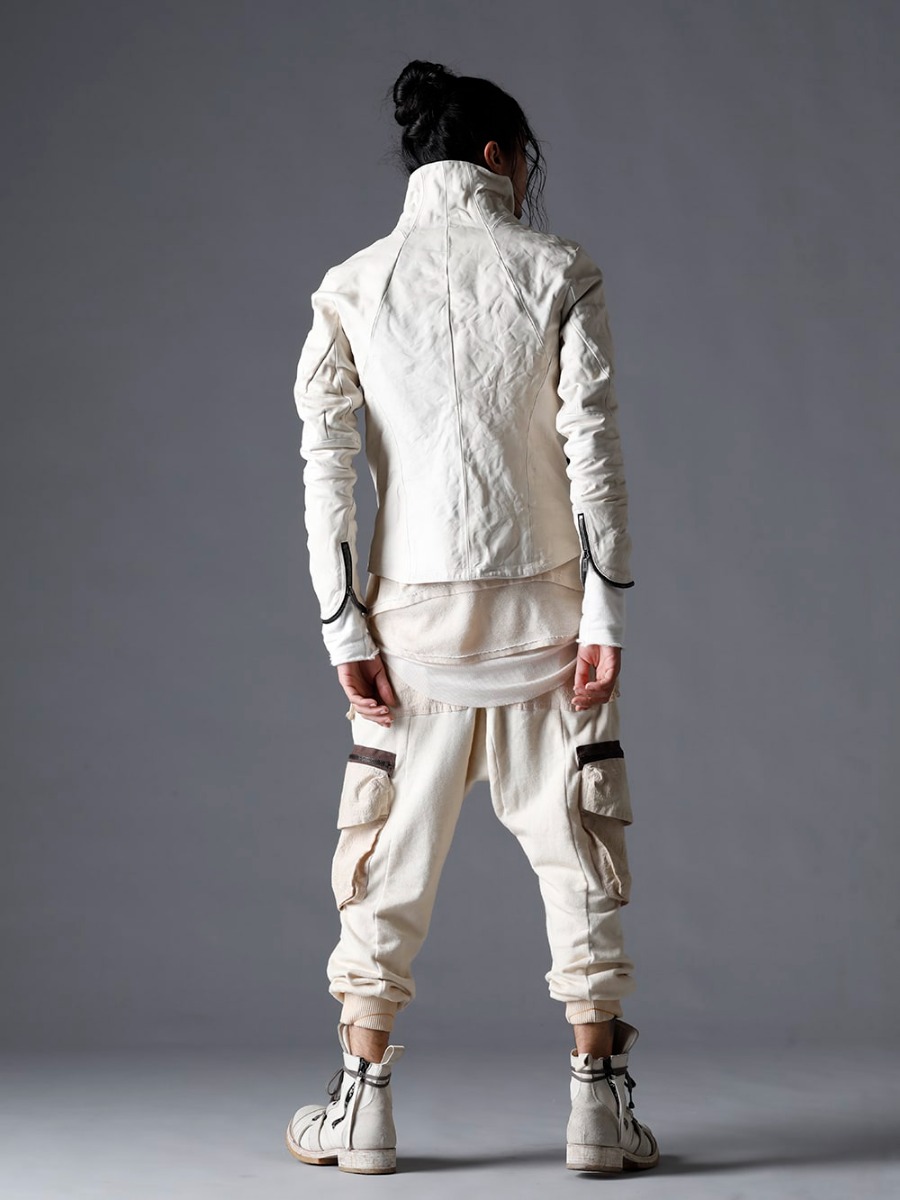 D.HYGEN(ディーハイゲン) 23SS(春夏) ベジタブルタンニンレザーの美しい経年変化 - ST105-0223S-Bone-White ホースレザーハイネックレザージャケット ボーンホワイト ST101-0723S-Dusty White 30/-ソフトコットンジャージーコールドダイレイヤードスリーブTシャツ ダスティホワイト ST101-1123S-Dusty-White コットン×レーヨンリブタンクトップ ダスティーホワイト ST107-0723S-Dusty-White 無撚糸裏毛ドロップクロッチカーゴワイドジョガーパンツ ダスティーホワイト ST109-0123S-Bone-White ホースレザーアンクルブーツ ボーンホワイト 1-004