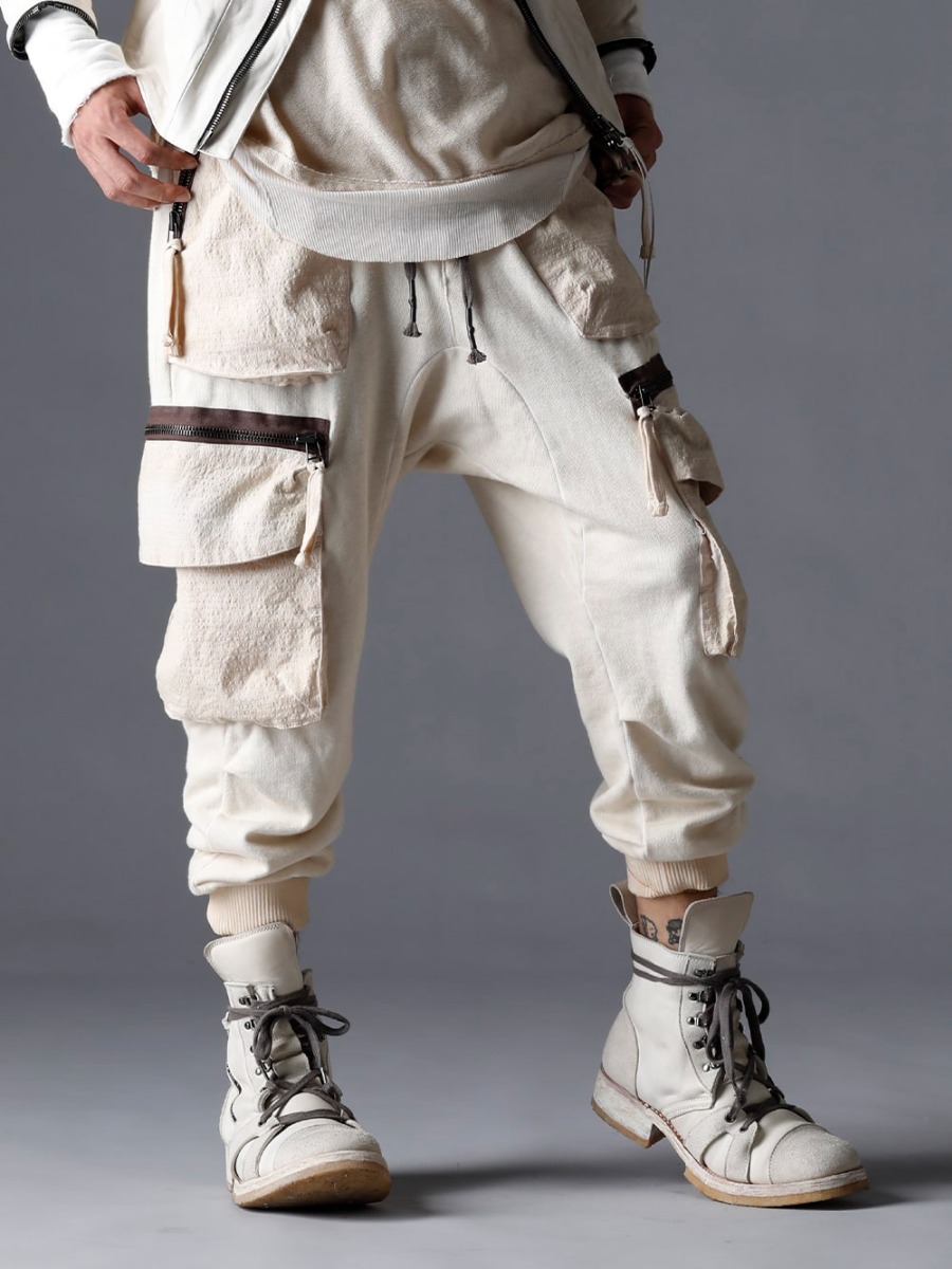 D.HYGEN(ディーハイゲン) 23SS(春夏) 独特なボトムスで完成された雰囲気を作り上げる -ST107-0723S-Dusty-White 無撚糸裏毛ドロップクロッチカーゴワイドジョガーパンツ ダスティーホワイト ST109-0123S-Bone-White ホースレザーアンクルブーツ ボーンホワイト 3-001