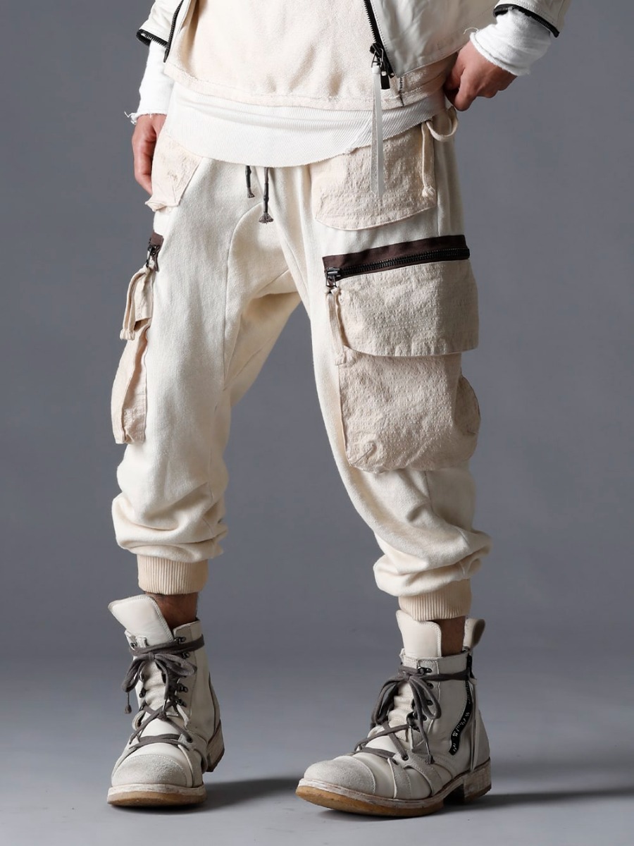 D.HYGEN(ディーハイゲン) 23SS(春夏) 独特なボトムスで完成された雰囲気を作り上げる -ST107-0723S-Dusty-White 無撚糸裏毛ドロップクロッチカーゴワイドジョガーパンツ ダスティーホワイト ST109-0123S-Bone-White ホースレザーアンクルブーツ ボーンホワイト 3-002