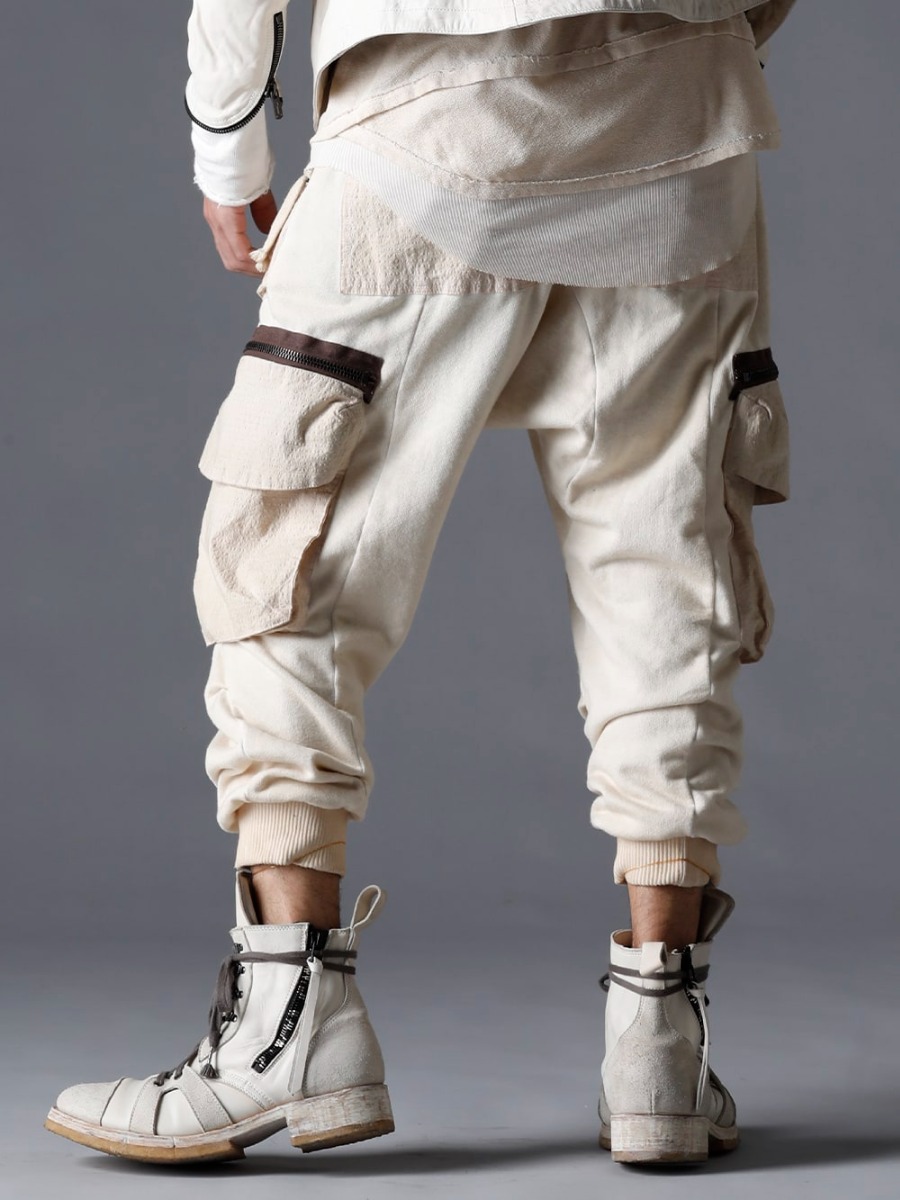 D.HYGEN(ディーハイゲン) 23SS(春夏) 独特なボトムスで完成された雰囲気を作り上げる -ST107-0723S-Dusty-White 無撚糸裏毛ドロップクロッチカーゴワイドジョガーパンツ ダスティーホワイト ST109-0123S-Bone-White ホースレザーアンクルブーツ ボーンホワイト 3-003
