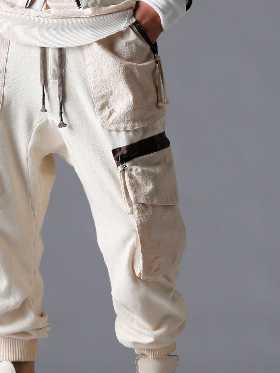 D.HYGEN(ディーハイゲン) 23SS(春夏) 独特なボトムスで完成された雰囲気を作り上げる -ST107-0723S-Dusty-White 無撚糸裏毛ドロップクロッチカーゴワイドジョガーパンツ ダスティーホワイト ST109-0123S-Bone-White ホースレザーアンクルブーツ ボーンホワイト 3-004