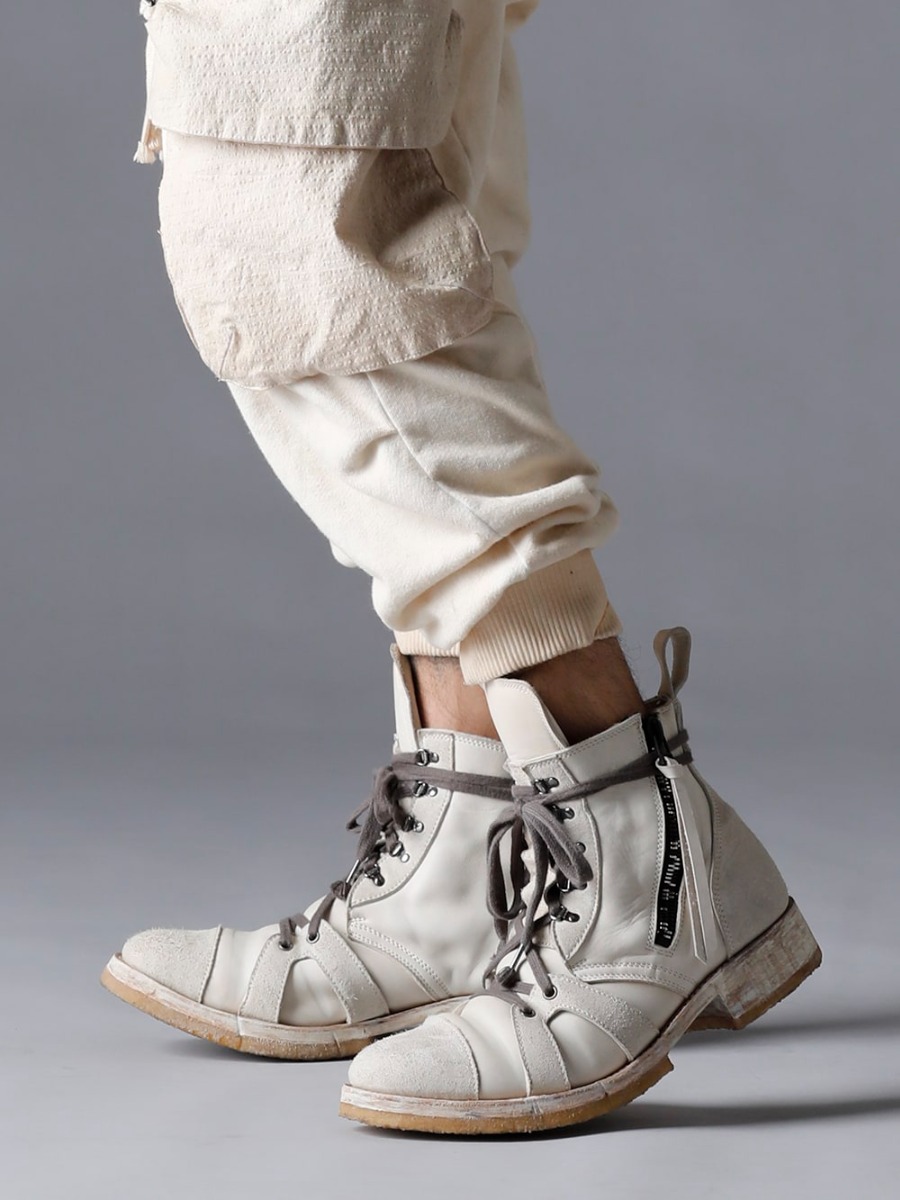 D.HYGEN(ディーハイゲン) 23SS(春夏) 独特なボトムスで完成された雰囲気を作り上げる -ST107-0723S-Dusty-White 無撚糸裏毛ドロップクロッチカーゴワイドジョガーパンツ ダスティーホワイト ST109-0123S-Bone-White ホースレザーアンクルブーツ ボーンホワイト 3-005