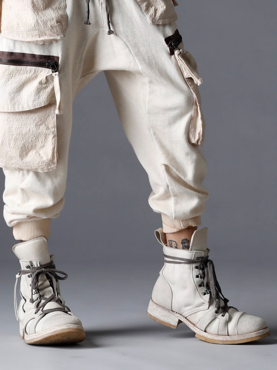 D.HYGEN(ディーハイゲン) 23SS(春夏) 独特なボトムスで完成された雰囲気を作り上げる -ST107-0723S-Dusty-White 無撚糸裏毛ドロップクロッチカーゴワイドジョガーパンツ ダスティーホワイト ST109-0123S-Bone-White ホースレザーアンクルブーツ ボーンホワイト 3-006