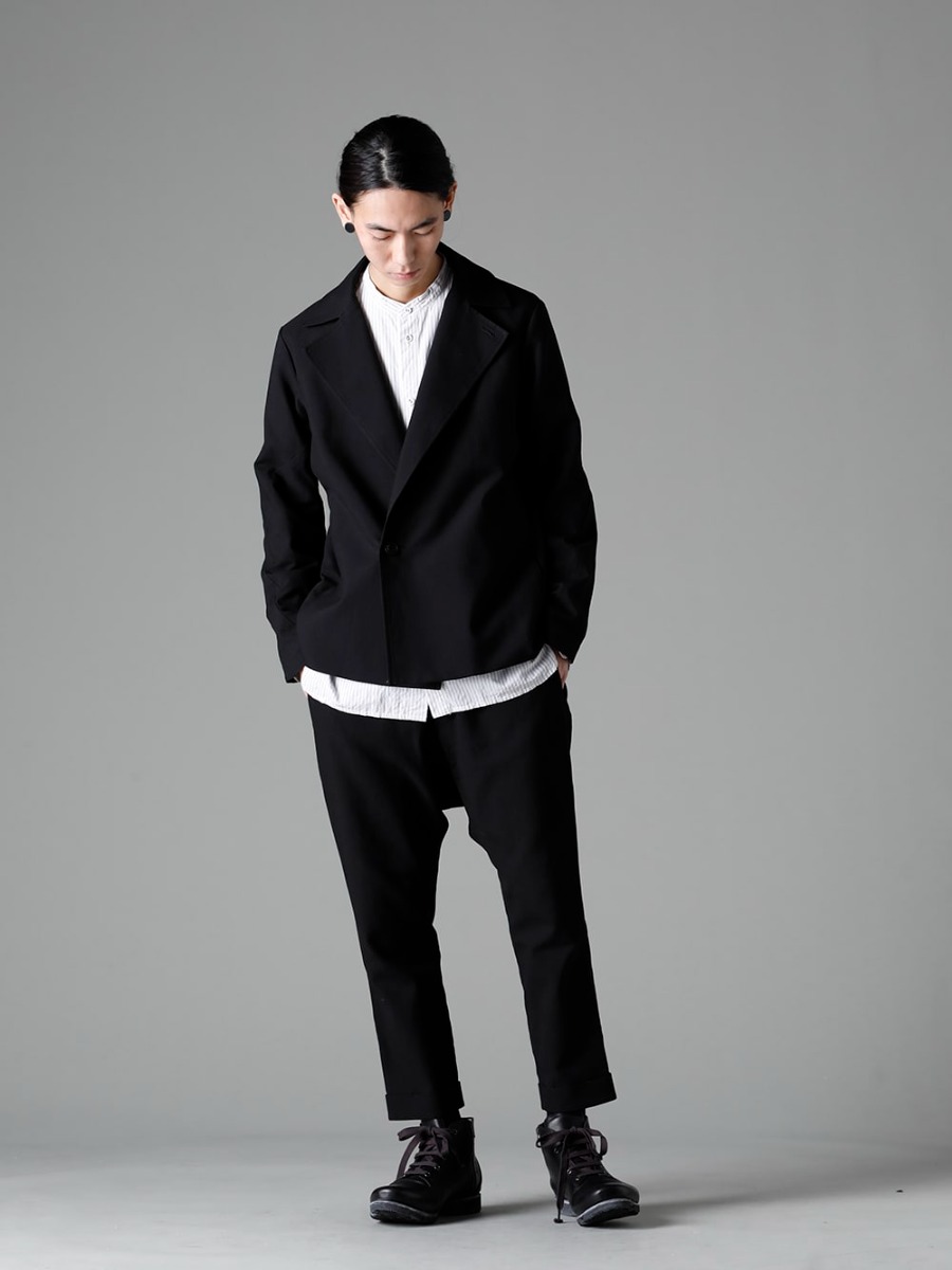 DEVOA(デヴォア) 23SS(春夏) スタイリング - ベーシックなデザインで変則的なセットアップとしてもジャケットとパンツそれぞれ単体でも使いやすいアイテム - JKI-CJGC ジャケット ハイ デンシティ コットン stand coller shirt スタンドカラーシャツ PTI-CJSC クロップド スリム パンツ ハイ デンシティ コットン FW-CSHS レザーブーツ GUIDI ホースレザー 1-001