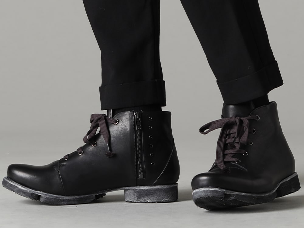 DEVOA(デヴォア) 23SS(春夏) カジュアルなパンツにスラックスのテイストを - PTI-CJSC クロップド スリム パンツ ハイ デンシティ コットン FW-CSHS レザーブーツ GUIDI ホースレザー 3-005