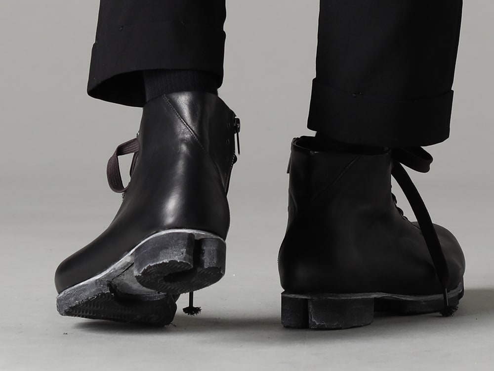 DEVOA(デヴォア) 23SS(春夏) カジュアルなパンツにスラックスのテイストを - PTI-CJSC クロップド スリム パンツ ハイ デンシティ コットン FW-CSHS レザーブーツ GUIDI ホースレザー 3-006