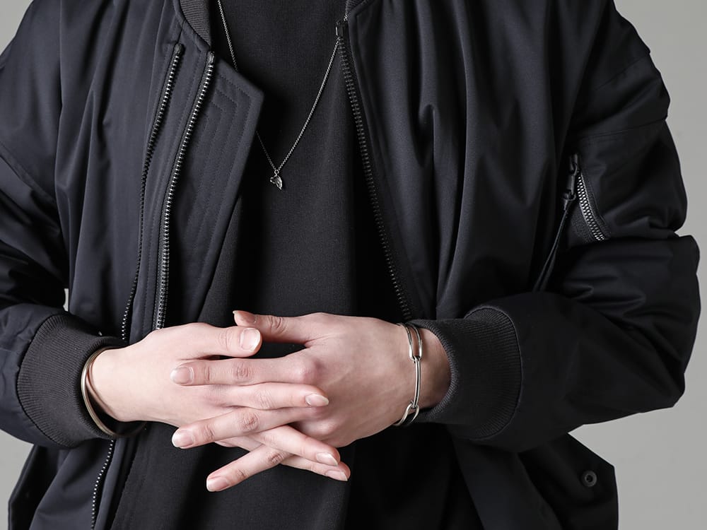 WERKSTATT:MÜNCHEN 2023SS Small jewelry adds a casual accent. - M7430 - Chain mini eagle wing - M2640-ST - BANGLE HOOK STRIPE - M2399-GR - BANGLE SIDE HOOK GROOVE - M2211 - Bracelet Crossed 3-001