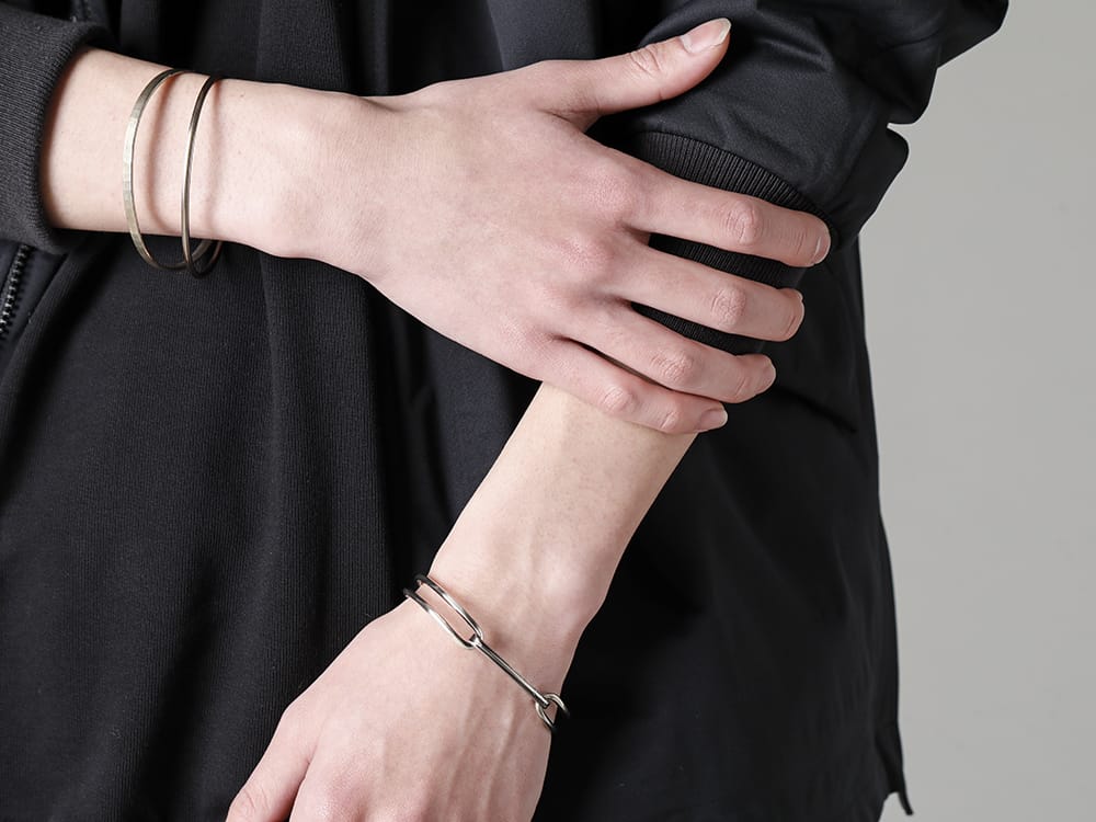 WERKSTATT:MÜNCHEN 2023SS Small jewelry adds a casual accent. - M2640-ST - BANGLE HOOK STRIPE - M2399-GR - BANGLE SIDE HOOK GROOVE - M2211 - Bracelet Crossed 3-004