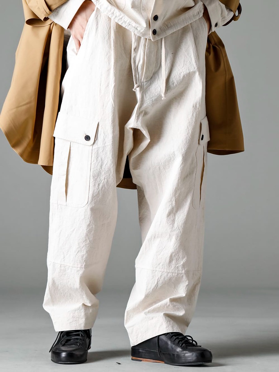Norwegian Rain(ノルウェージャンレイン) 23SS(春夏) 画像の詳細(スタイリング全体の詳細) 春から夏のサンダルスタイルにもおすすめなカーゴトラウザー O15TR3-KINARI カーゴ トラウザー キナリ ファイン キャンバス Handsewn-Classic-Lo ハンドソーン クラシック ロー 3-001
